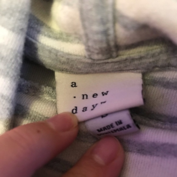 Turtle neck sweatshirt. - Picture 3 of 3